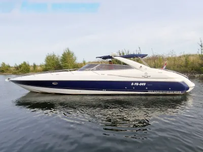 sportieve speedcruiser op het water