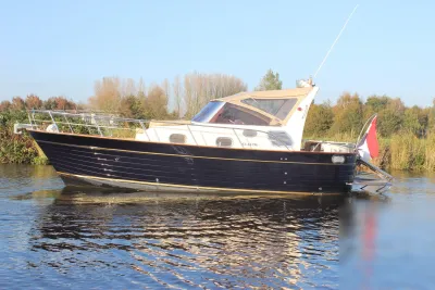 motorboot op water met riet en bomen