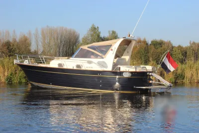 motorboot liggend op rustig water bij riet
