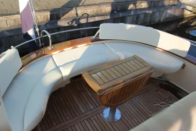 kuip met ronde bank en houten tafel