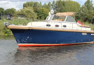 motorboot op rustig water met bomen op achtergrond