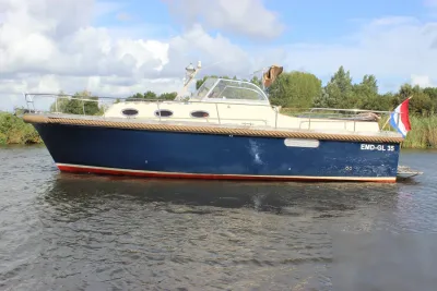 kajuitboot in het water