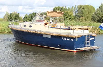 blauwe motorboot op kanaal