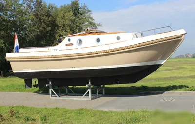 motorboot op land naast grasveld