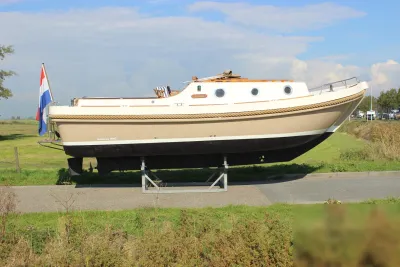 motorboot op bok langs de weg