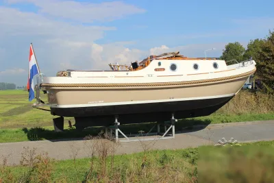motorboot op land naast weg