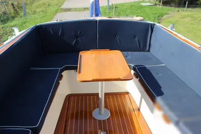 kuip met houten tafel en blauwe kussens