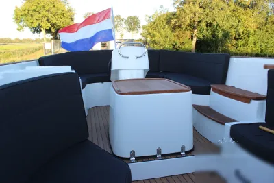 kuip van sloep met rondzit en houten tafel