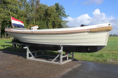 sloep op bok in buitenomgeving