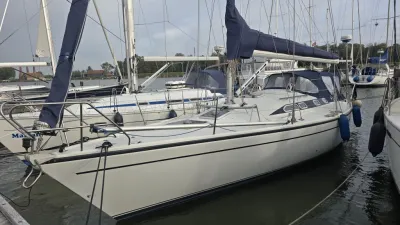 zeiljacht afgemeerd in jachthaven