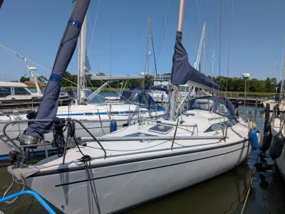 zeiljacht aangemeerd in jachthaven