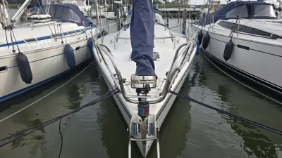 boeg van zeiljacht in jachthaven