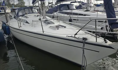 zeiljacht aangemeerd in jachthaven