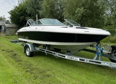 motorboot op trailer op grasveld