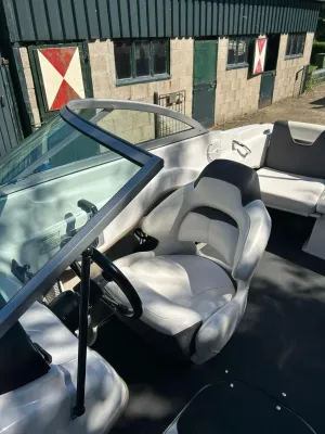 bestuursstoel en kuip van open boot