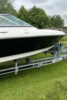 zijde van speedboot op trailer in gras