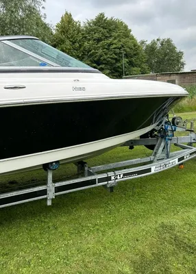 zijaanzicht van boot op trailer