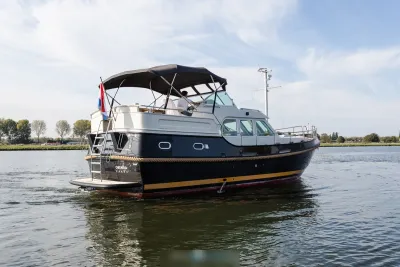 motorjacht op rustig water