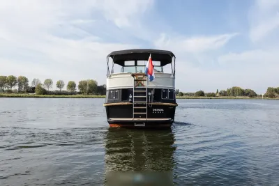 achteraanzicht van motorjacht op rivier