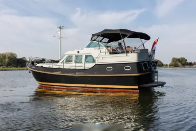 motorjacht op water met rustige achtergrond