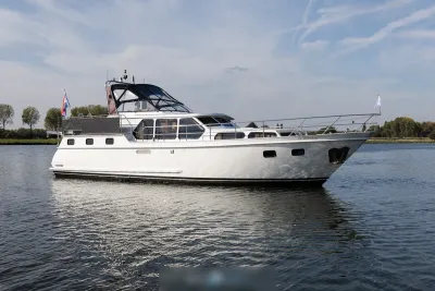 motorjacht op rustig water