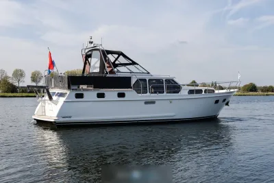 wit motorjacht op rustig water