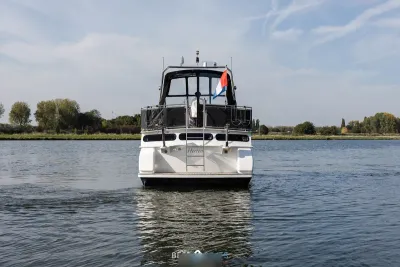 Achteraanzicht motorjacht op water
