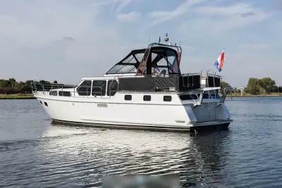 witte motorjacht op rustig water