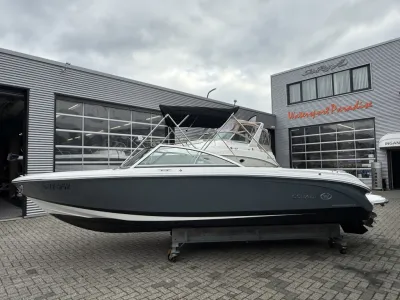 Sportboot op bok voor bedrijfsgebouw
