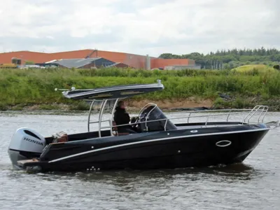 zwarte walkaround boot op het water