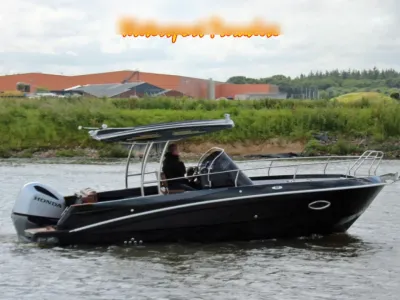 zwarte walkaround boot op het water