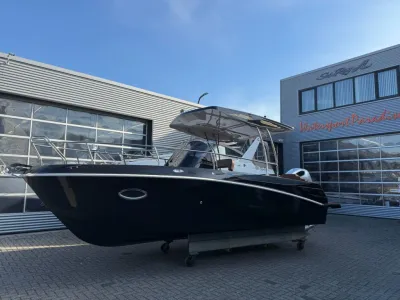 motorboot op trailer voor bedrijfspand