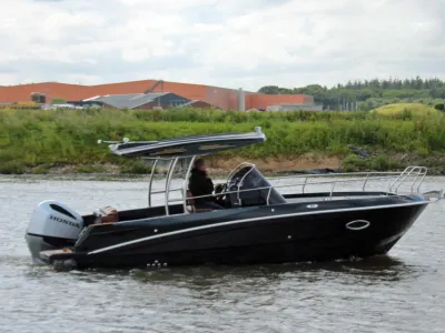 walkaround motorboot op water