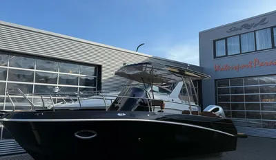 boot op helling voor bedrijfsgebouw