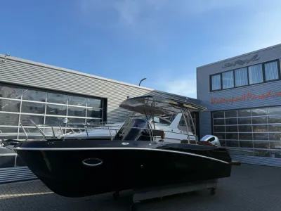 zwarte motorboot voor bedrijfspand