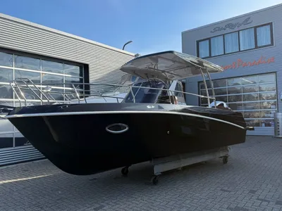 zwarte walkaround boot op trailer bij bedrijf
