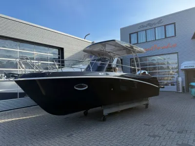 zwarte walkaround boot buiten op bok