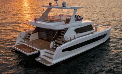 motorcatamaran op zee bij zonsondergang