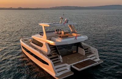 motorcatamaran op zee bij zonsondergang