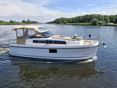 witte elektrische sloep op rivier