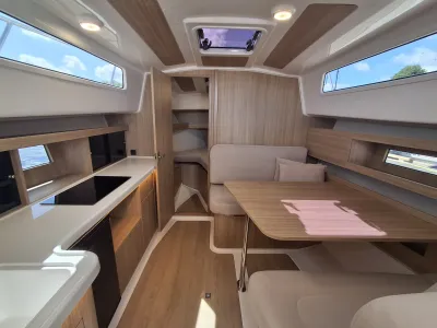 bootinterieur met salon, tafel en kitchenette