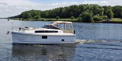 motorboot op rivier bij groene oever