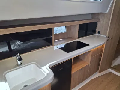 interieur met keuken en opbergruimte