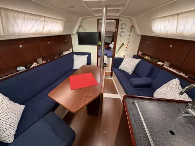 kajuit met zithoek, tafel en kussens