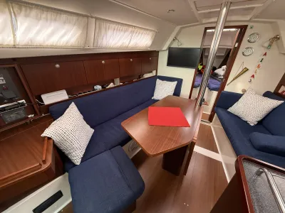 interieur salon met zithoek en tafel