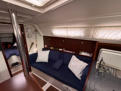 interieur van een jacht met zitbank en kombuis