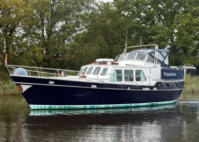 kotter op rustig water met bomen op achtergrond