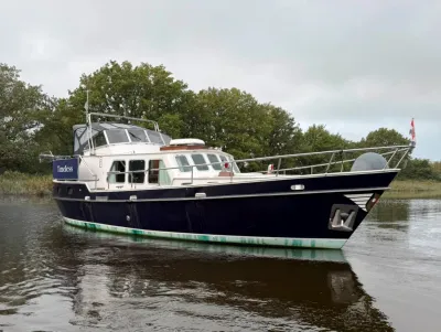 kotter in het water langs oever