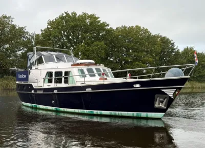 motorjacht in het water bij bomen
