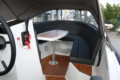 bootinterieur met zithoek en tafel